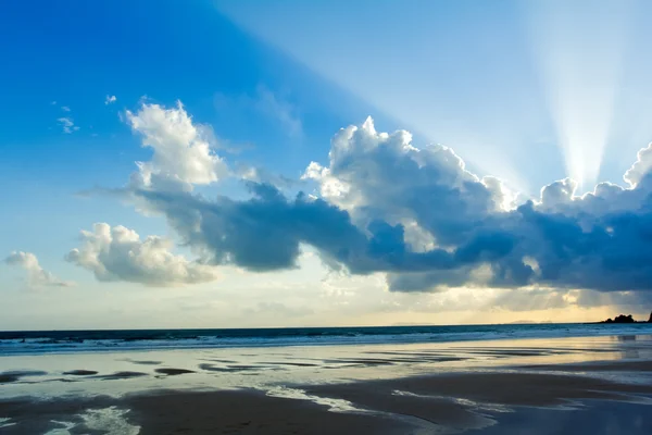 Τροπική παραλία ηλιοβασίλεμα ουρανό με φωτιζόμενο σύννεφα — Φωτογραφία Αρχείου