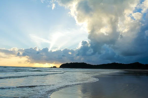 Tropik sahil günbatımı gökyüzü ışıklı bulutlar ile — Stok fotoğraf