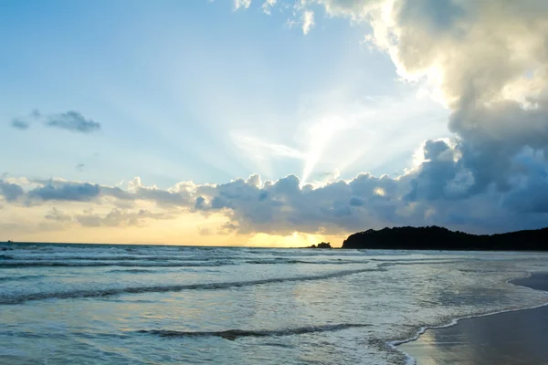 Spiaggia tropicale Tramonto cielo con nuvole illuminate — Foto Stock