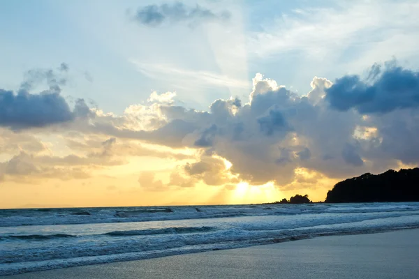 Tropisch strand avondrood met verlichte wolken — Stockfoto