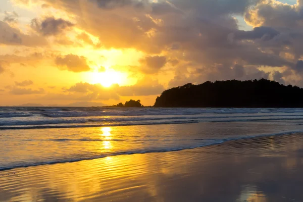 Tropischer Strand Sonnenuntergang Himmel mit beleuchteten Wolken — Stockfoto