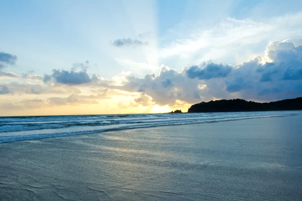 Tropischer Strand Sonnenuntergang Himmel mit beleuchteten Wolken — Stockfoto