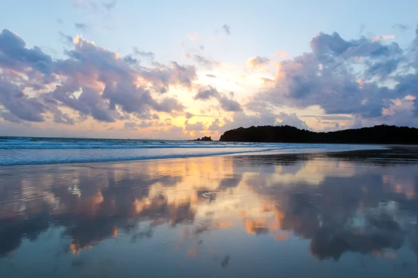 Tropischer Strand Sonnenuntergang Himmel mit beleuchteten Wolken — Stockfoto