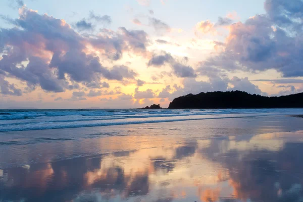 Tropischer Strand Sonnenuntergang Himmel mit beleuchteten Wolken — Stockfoto