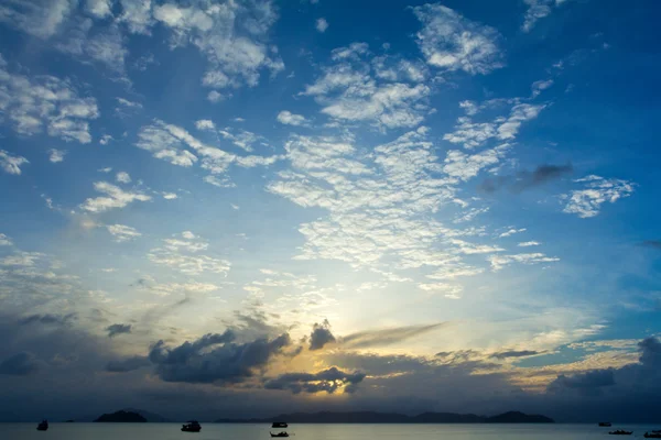 Tropik sahil günbatımı gökyüzü ışıklı bulutlar ile — Stok fotoğraf