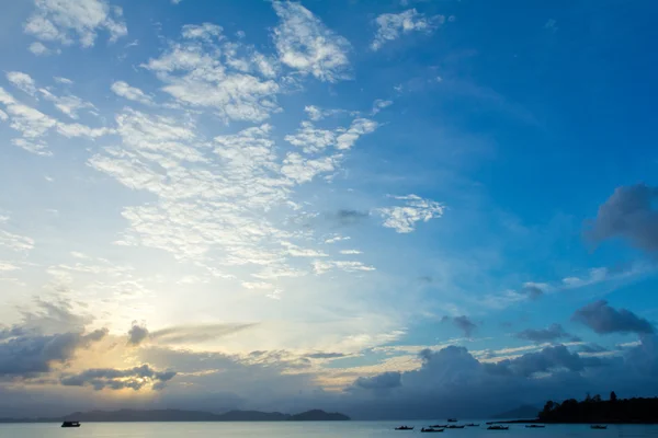उष्णकटिबंधीय समुद्र तट सूर्यास्त आकाश प्रकाश बादल के साथ — स्टॉक फ़ोटो, इमेज
