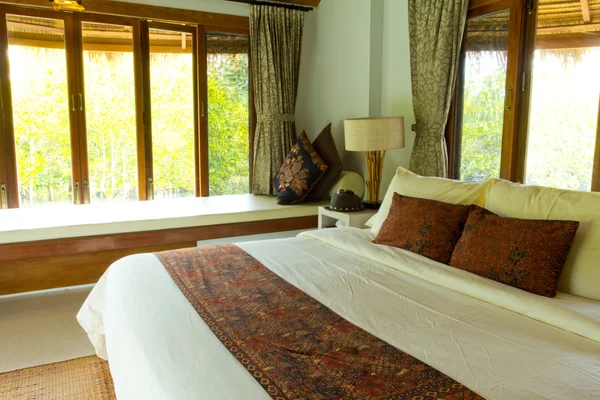 Vidéki stílusú hálószoba baldahinos ágy, kilátással a tengerre Jogdíjmentes Stock Fotók