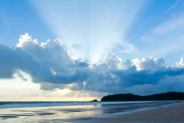 热带海滩日落天空与点燃云彩 图库图片