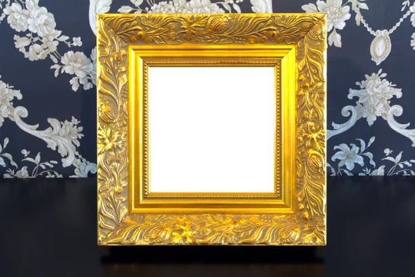 Marco de imagen Vintage de oro sobre fondo de madera vieja — Foto de Stock