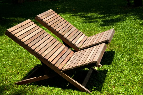 Chaises de pelouse en bois dans le jardin du printemps . — Photo