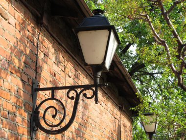 bir tuğla duvar fener