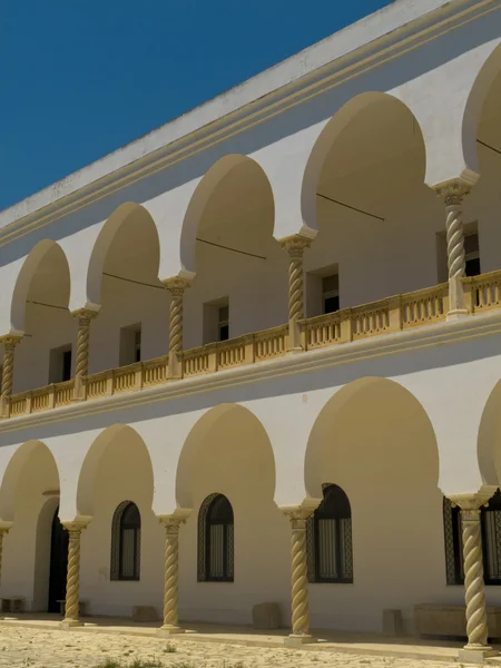 Courtyard white building — Stock Photo, Image