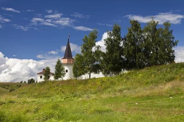 Pravoslavný klášter na řece — Stock fotografie