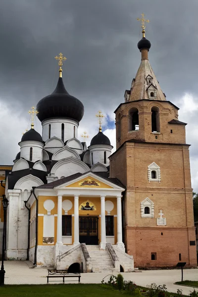 Die orthodoxe Kirche in der Stadt Starica, Russland — Stockfoto