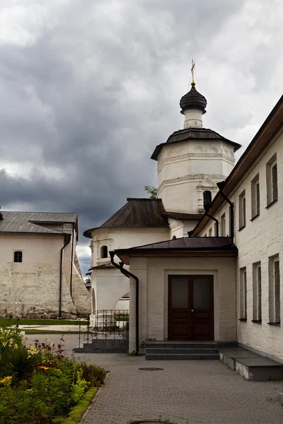 Die orthodoxe Kirche in der Stadt Starica, Russland — Stockfoto
