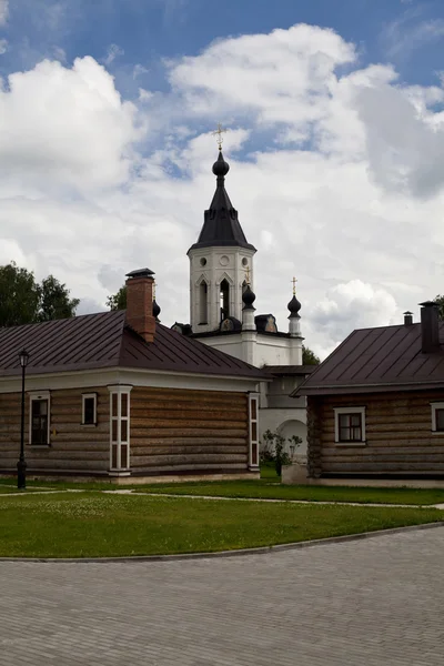 Den ortodoxa kyrkan i starica town, Ryssland — Stockfoto