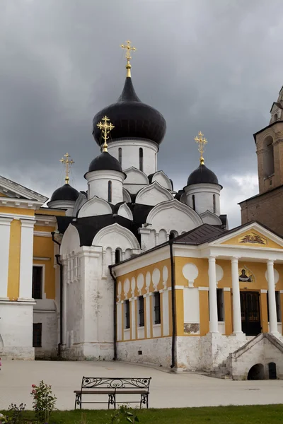 Die orthodoxe Kirche in der Stadt Starica, Russland — Stockfoto