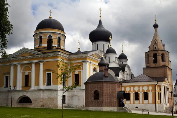 La Chiesa Ortodossa nella città di Starica, Russia — Foto Stock