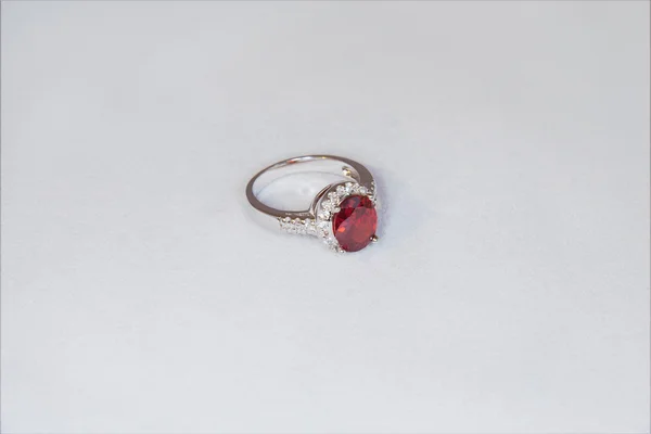 Δαχτυλίδι με garnet — Φωτογραφία Αρχείου