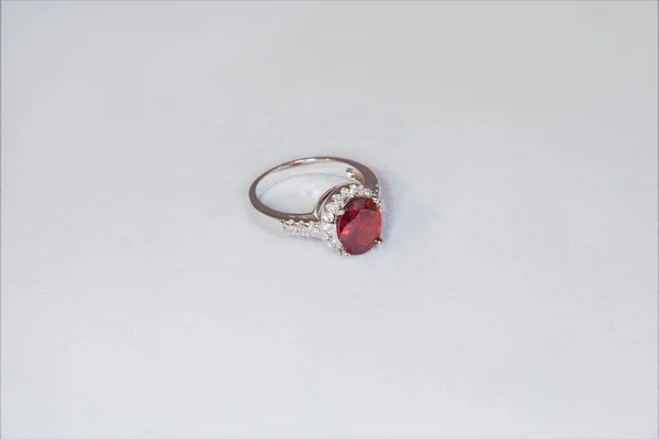 Ring met garnet — Stockfoto