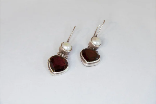 Boucles d'oreilles avec grenat — Photo