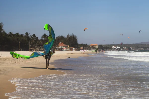 Kite surfers in de zee — Stockfoto