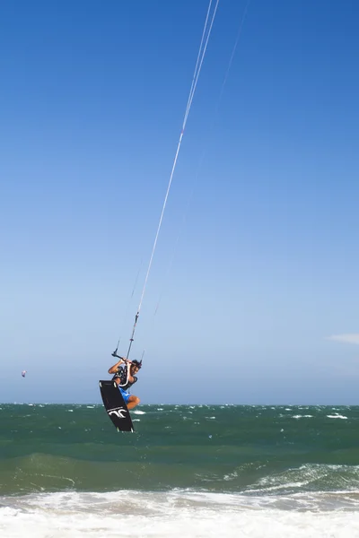 Kitesurfare i havet — Stockfoto