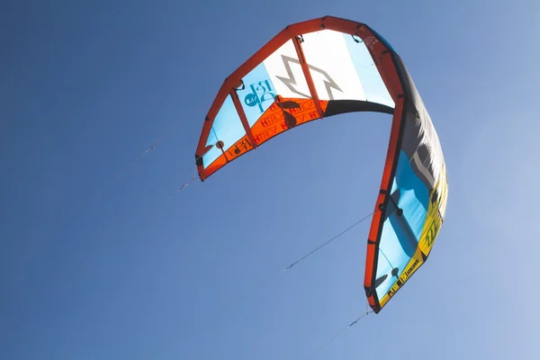 Kite surfers in de zee — Stockfoto