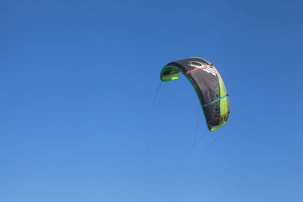 Kitesurfare i havet — Stockfoto