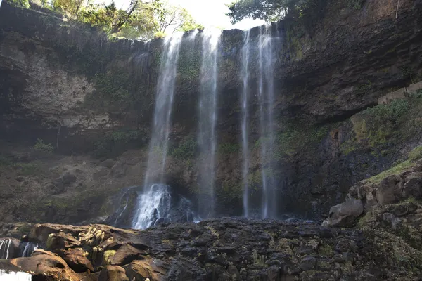 Wasserfall im Dschungel baolok vietnam — Stockfoto