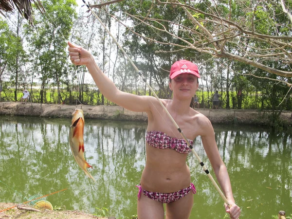 Donna con pesce catturato in Vietnam — Foto Stock