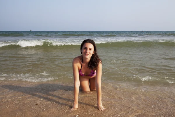 Žena v plavkách na pláži — Stock fotografie