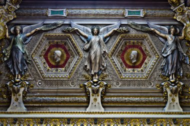 Louvre tavan üçgeninin