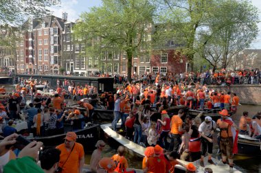kalabalık amsterdam kanal