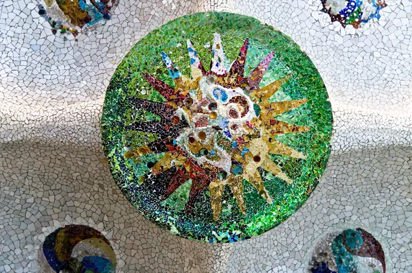 Park guell mozaïek op het plafond van de Bank gaudi — Stockfoto