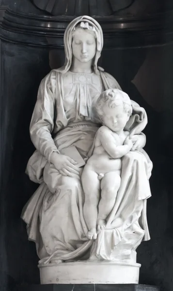 Мадонна з немовлям скульптура — стокове фото