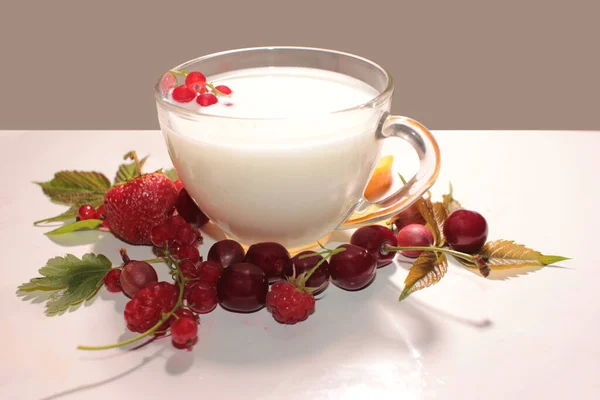 Pić Mlekiem Owocami Świeżymi Jagodami Dobra Koncepcja Odchudzania Napój Jogurtowy — Zdjęcie stockowe