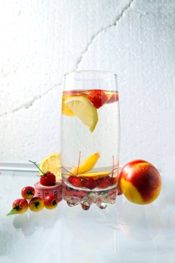 Menü diyet planı ya da program, bir bardak meyve kokteyli, taze meyve diyeti. Kilo Kaybı ve Detoks Konsepti