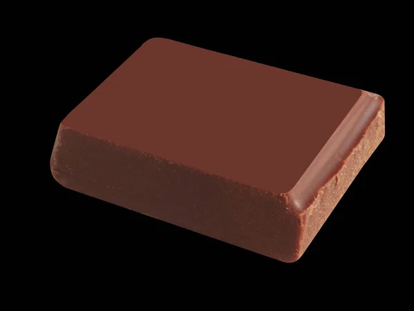 美味的黑色巧克力碎片和黑色背景的碎片 顶部视图 — 图库照片