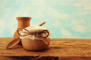 Geleneksel ilaç tarifleri, tahta kaplarda tarla bitkileri, doğal ilaç kavramı.