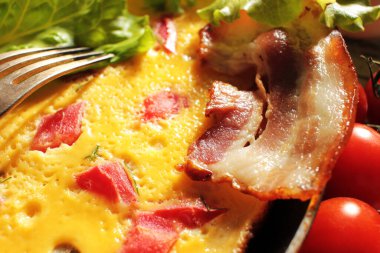 Yağda yumurta, omlet geleneksel köy kahvaltısı, kızarmış yumurta, kızarmış pastırma, ahşap masa arkasında kahvaltı için sosis. Sağlıklı yemek.