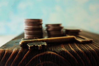 Anahtar ve kelepçeler eski ahşap dokuma masasında, yakın plan.