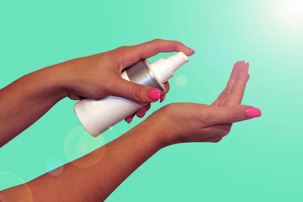 Vrouwelijke Handen Vrouw Hydrateert Haar Handen Met Zalf Crème Geïsoleerde — Stockfoto