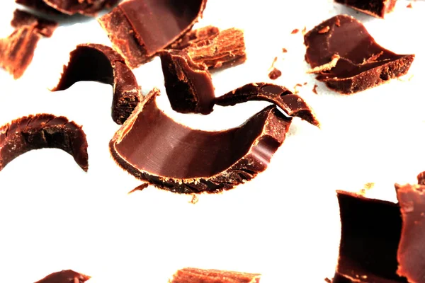 精美的黑色巧克力切屑和白色背景的碎片 顶部视图 — 图库照片