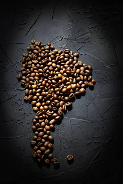 Palone Ziarna Kawy Kawa Brazylii Rozrzucone Kształcie Kontynentu Ameryki Południowej — Zdjęcie stockowe