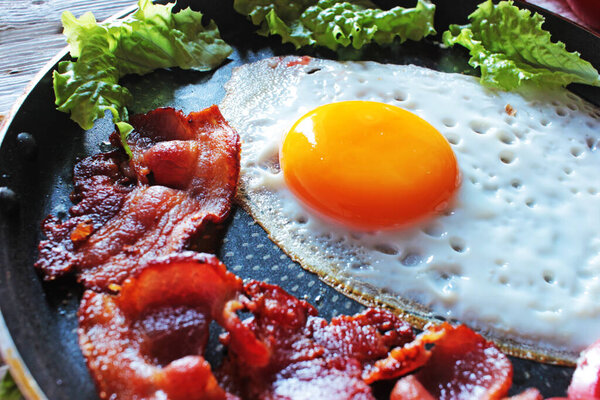 Жареные яйца, омлет традиционный деревенский завтрак, жареные яйца, жареный бекон, колбаса на завтрак. Здоровое питание
