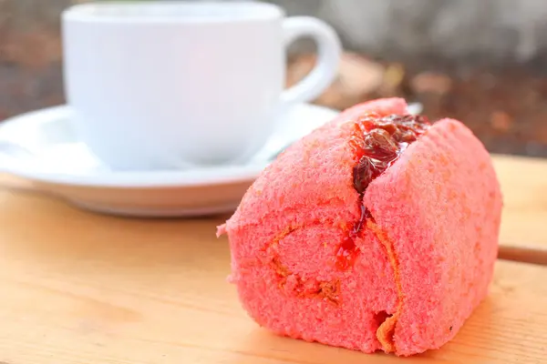 Rouleau de gâteau aux fraises — Photo