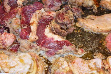 bir tavada ızgara biftek