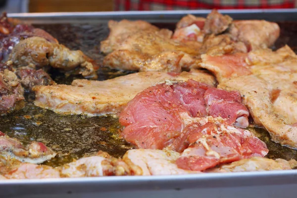 Στη σχάρα βόειο κρέας σε ένα τηγάνι — Φωτογραφία Αρχείου
