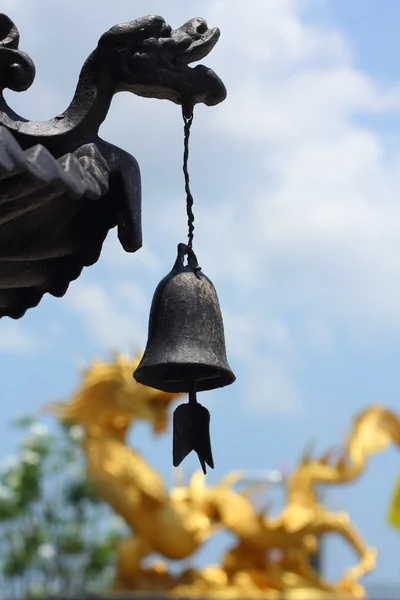Starověké zvon v chrámu. — Stock fotografie